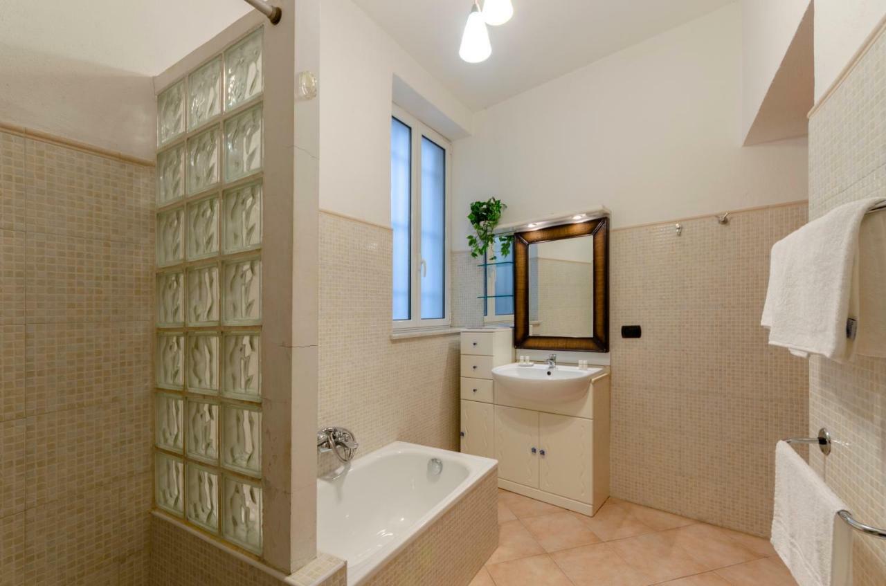 Joivy Warm Family Apt Near Porto Antico Apartment Genoa Luaran gambar